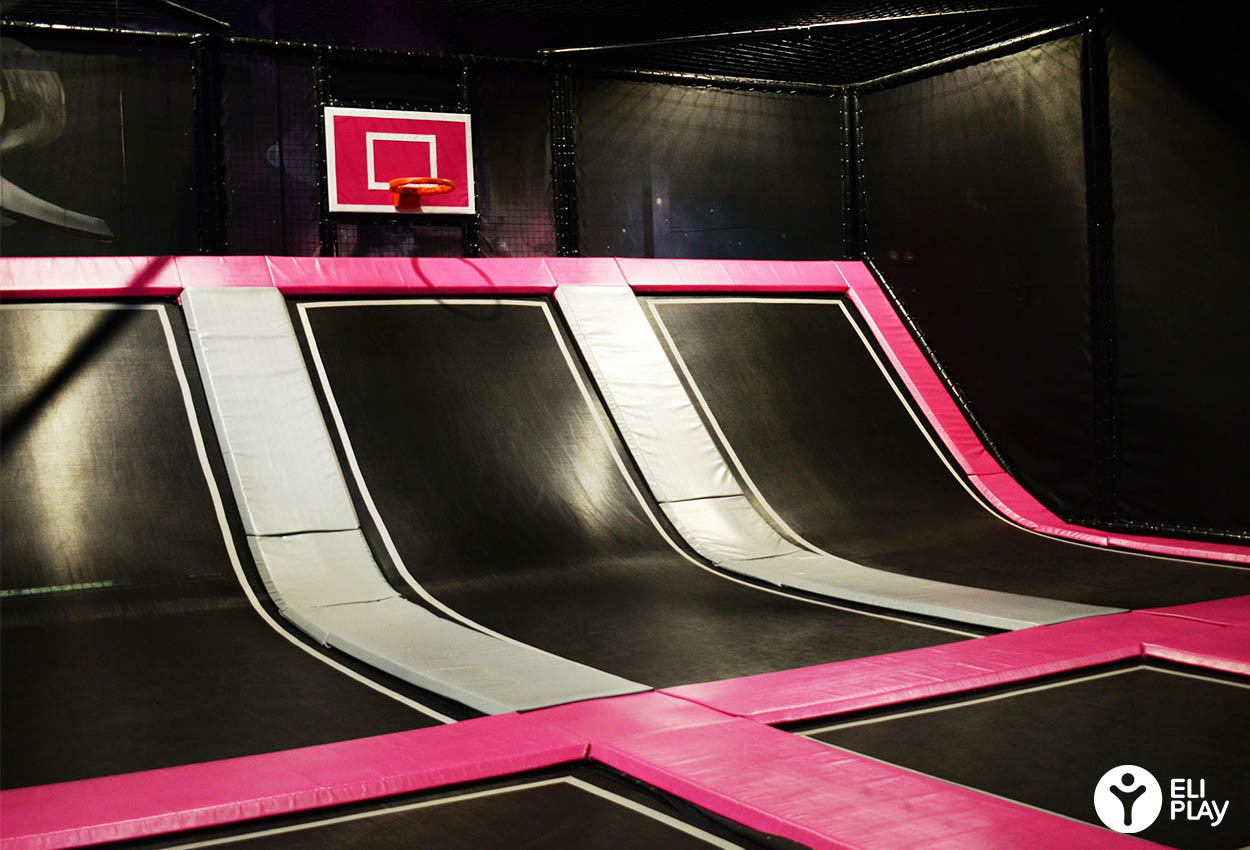 Play basketball in our trampoline parks! Discover the Dunk Zone